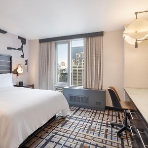 Zimmer mit Kingsize-Bett